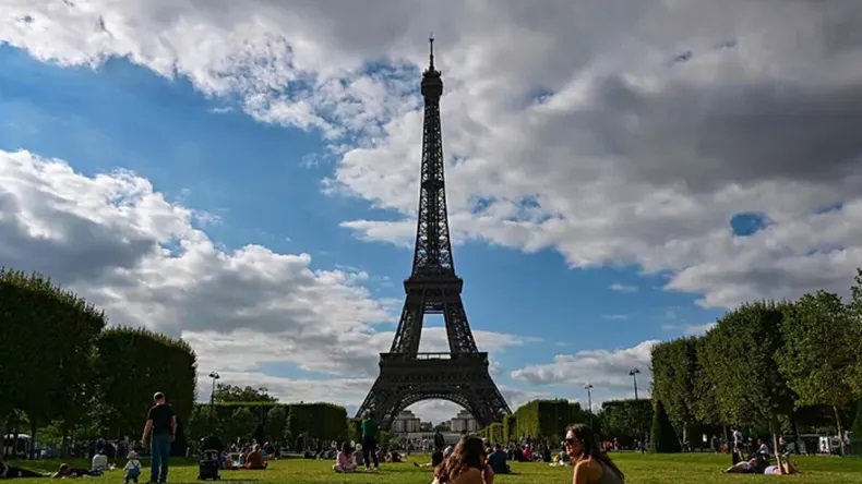 Evacuaron la Torre Eiffel por una falsa amenaza de bomba - Medios Provincia