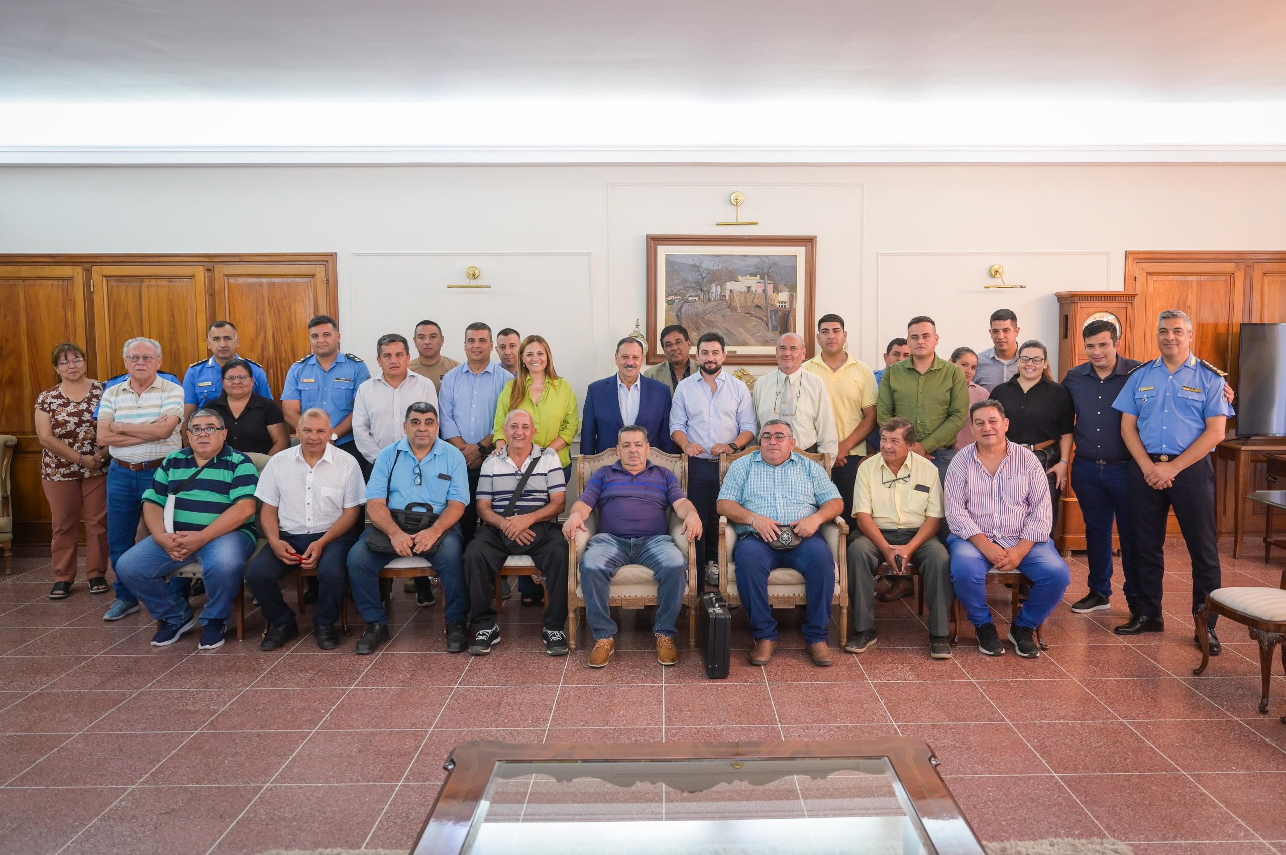 El Gobernador Ricardo Quintela recibió a representantes de las fuerzas ...
