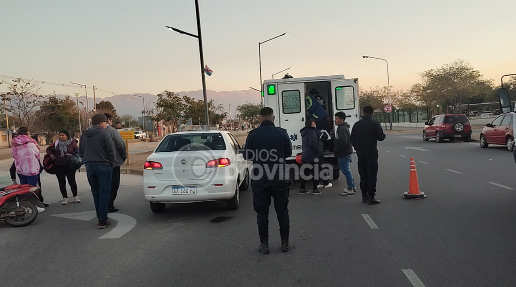 Menor herida tras un siniestro vial entre un taxi y una motocicleta ...