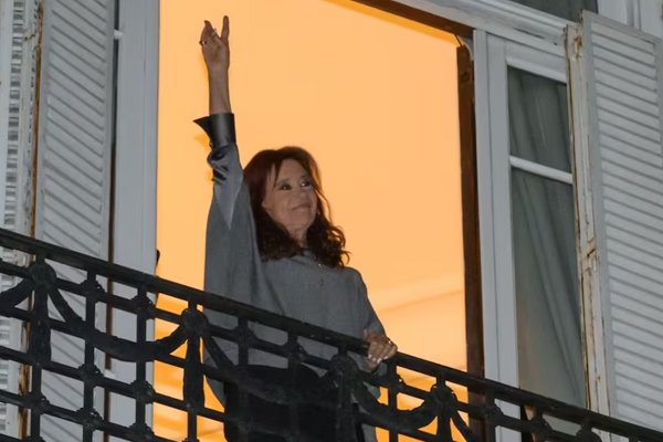 Cristina Kirchner saludó a la militancia estudiantil de la Marcha Universitaria en San José 1111 - Medios Provincia
