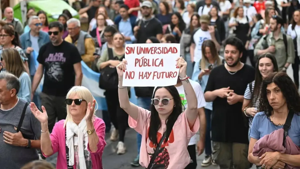 Docentes universitarios en conflicto